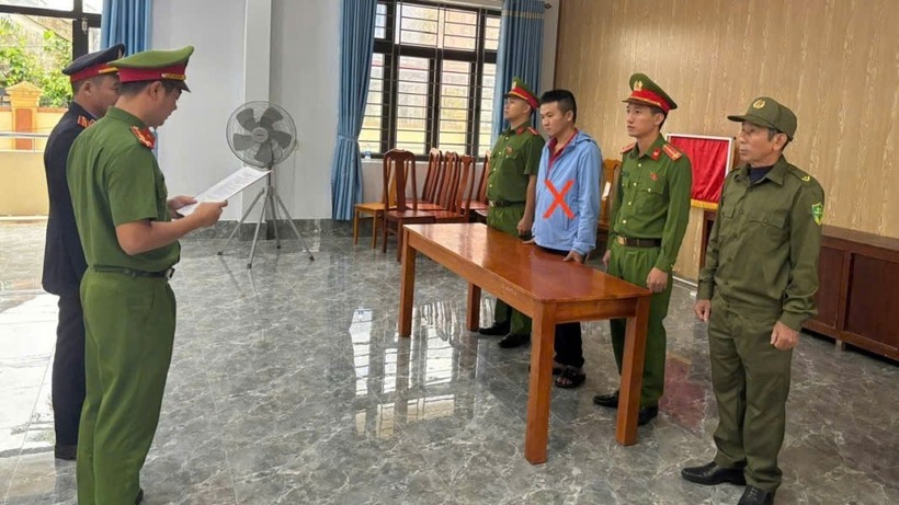 Cơ quan CSĐT đọc lệnh bắt tạm giam đối với Đinh Tuấn Cường. Ảnh: Pháp luật TP.HCM