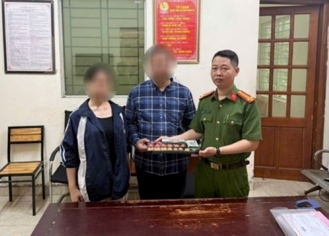 N. và gia đình tại cơ quan công an. Ảnh: Dân trí