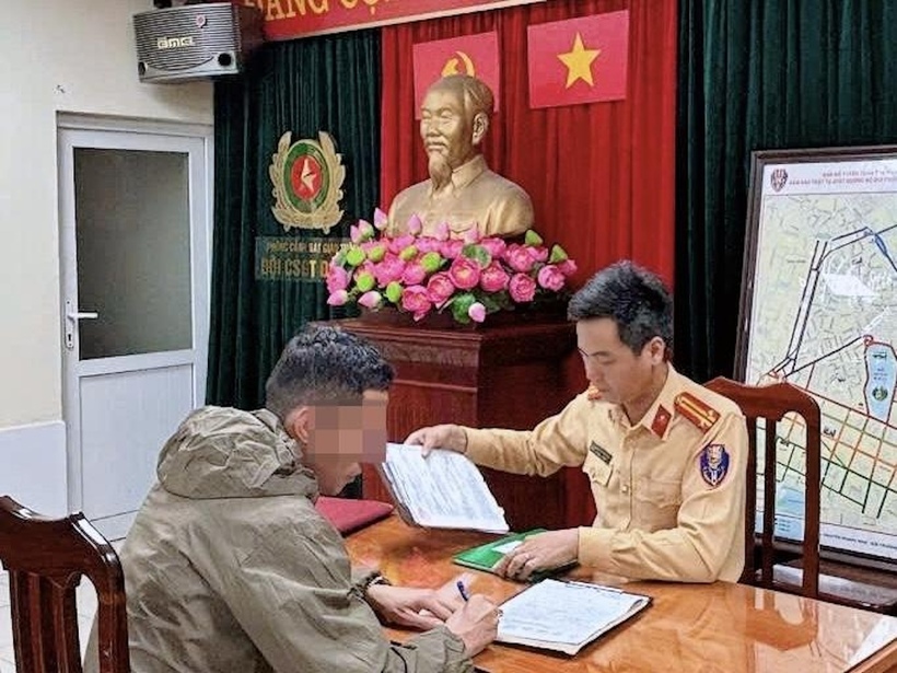 Lực lượng CSGT làm việc với tài xế làm rơi đất thải ra đường