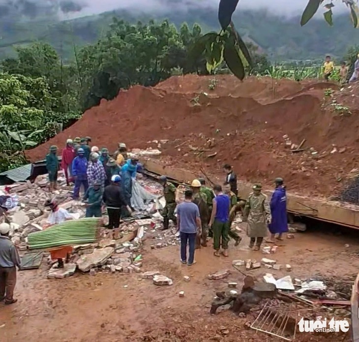 Hiện trường ngổn ngang sau khi móng nhà hàng xóm sập làm thương vong 4 người trong một gia đình. Ảnh: Tuổi trẻ