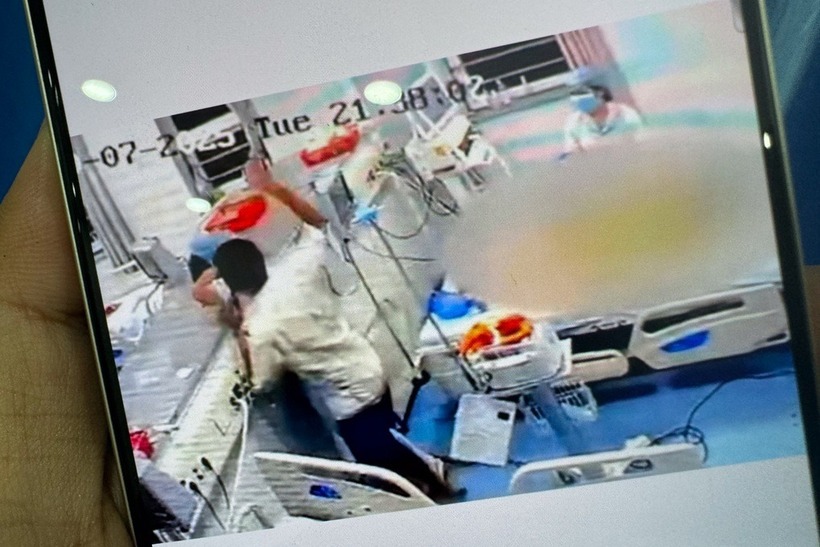 Cảnh nhân viên y tế bị đánh vào vùng đầu. Ảnh: Dân trí