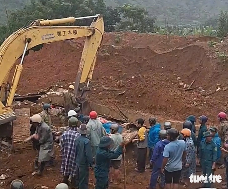 Lực lượng chức năng huy động máy cẩu hỗ trợ đưa nạn nhân thiệt mạng ra ngoài. Ảnh: Tuổi trẻ