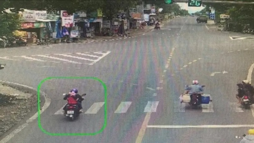 Chị N. vi phạm bảy lần cùng lỗi điều khiển xe máy đi không đúng làn đường quy định. Ảnh: PLO.