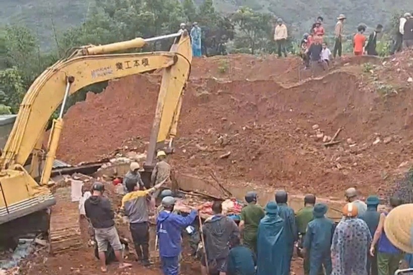 Hiện trường vụ tai nạn khiến 2 người tử vong, 3 người bị thương. (Ảnh: Dân trí)