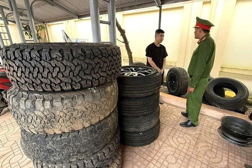 Đối tượng Khánh (áo đen) cùng tang vật vụ án. Ảnh: Vietnamnet