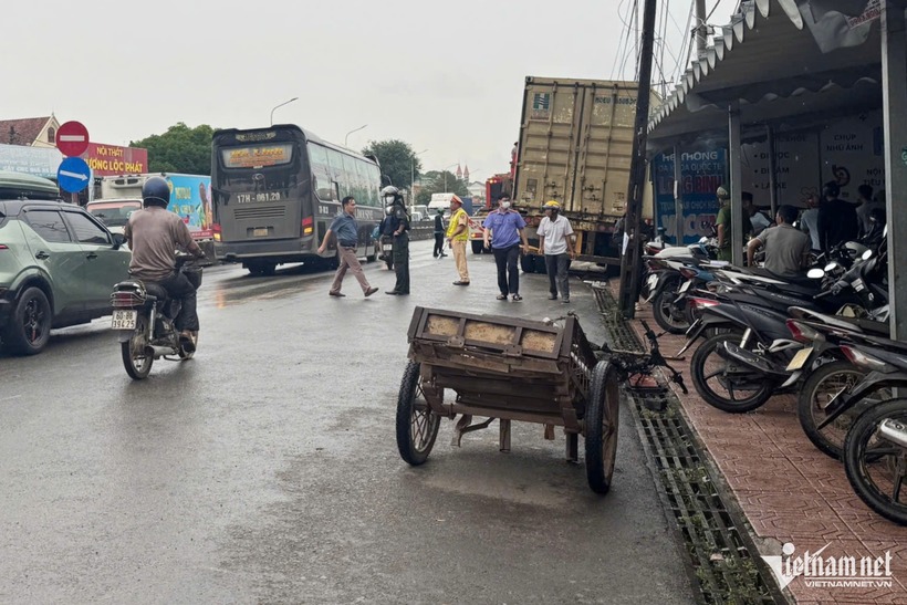 Xe container va chạm với xe lôi tự chế trước khi mất lái, lao vào nhóm người ven đường. Ảnh: VietNamNet