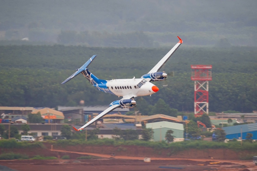 Tàu bay Beechcraft B300 (OK-ANS) được lựa chọn cho đợt hiệu chuẩn lần này, thực hiện tổng cộng 30 bài bay