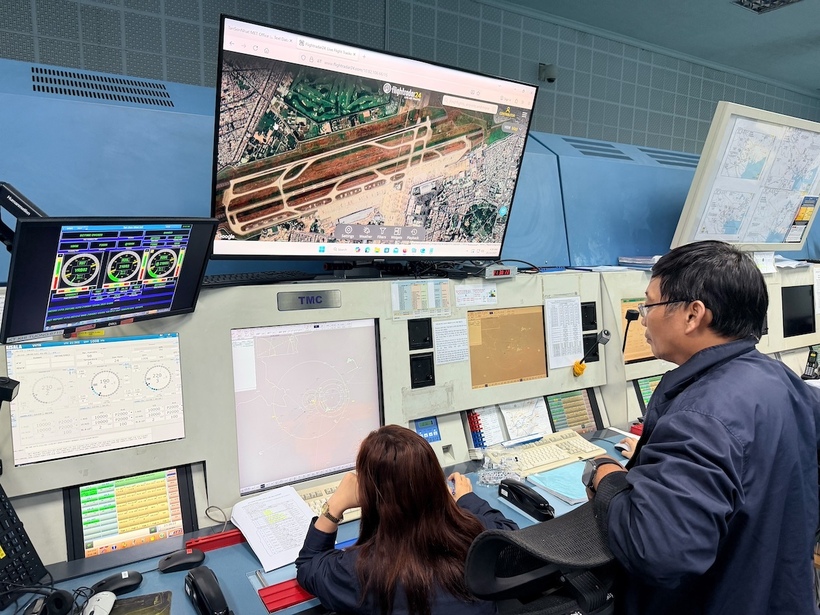 Kiểm soát viên không lưu thuộc Trung tâm Kiểm soát đường dài Hồ Chí Minh (ACC HCM), Kiểm soát tiếp cận Tân Sơn Nhất (APP TSN) và Tháp Kiểm soát không lưu Long Thành (TWR LT) phối hợp điều hành chặt chẽ trực tiếp điều hành chuyến bay hiệu chuẩn ngày 26/10