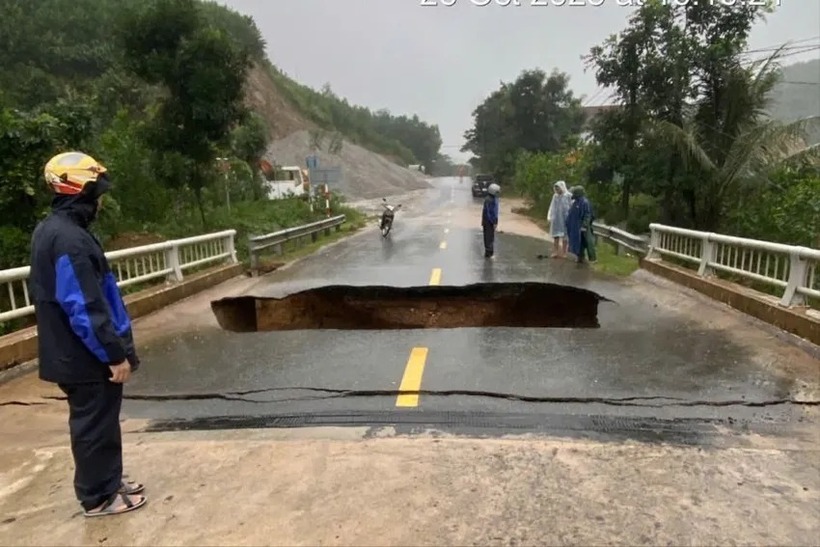 "Hố tử thần" trên cầu Ca Da. (Ảnh: Pháp luật TP.HCM)