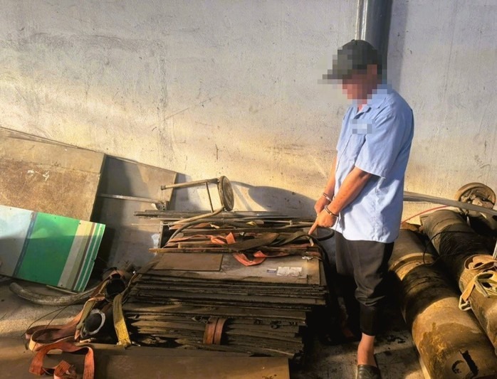 Mai Trọng Long cùng tang vật. (Ảnh: Công an tỉnh Đồng Nai)