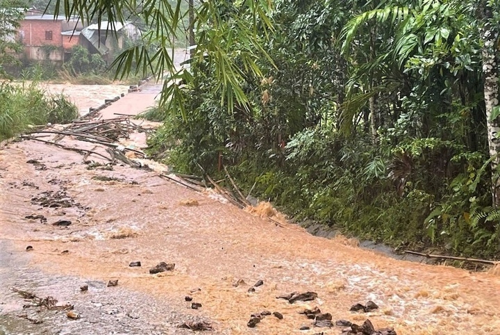 Cầu lên Trà Don (xã Nam Trà My, TP Đà Nẵng) bị ngập do nước lũ tràn về. (Ảnh: VTC News)