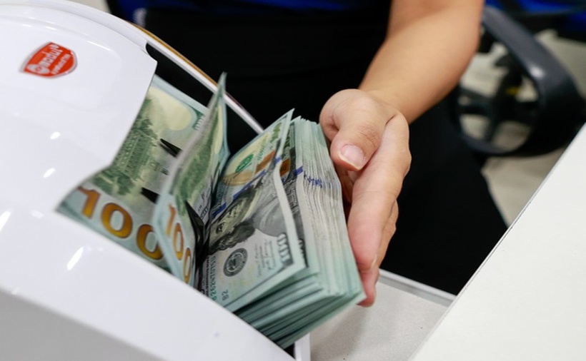 Giá USD tự do đang cao hơn trong ngân hàng thương mại khoảng 1.300 đồng. (Ảnh: Người lao động)