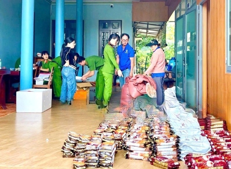 Lực lượng chức năng thu giữ nhiều tang vật, máy móc, nguyên liệu và tài liệu liên quan đến hoạt động sản xuất, buôn bán cà phê bột của Công ty N.P. Gia Lai. Ảnh: Vietnamnet