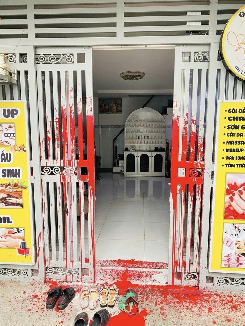 Hình ảnh nhà chị L. bị tạt sơn đỏ. (Ảnh: Cơ quan công an)