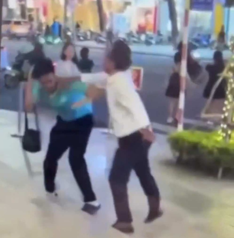 Người đàn ông mặc áo sơ mi trắng đánh nam tài xế taxi. Ảnh: VietNamNet.