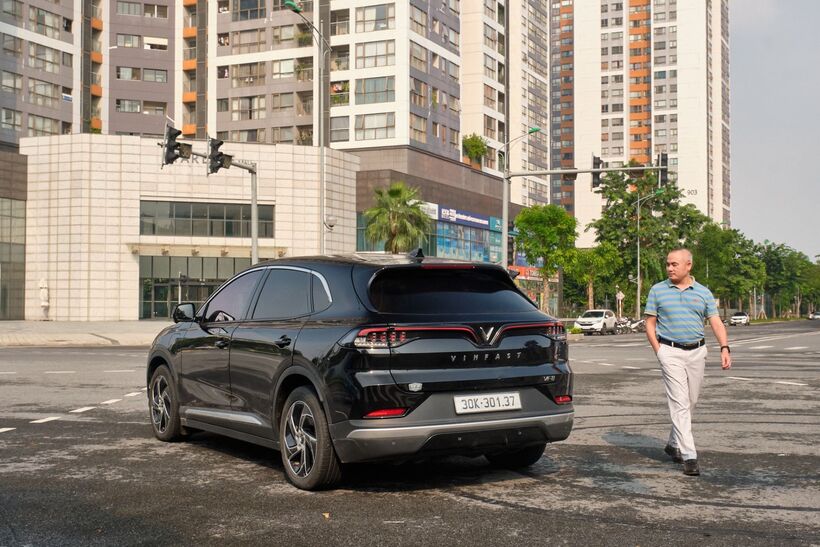 Chi phí sạc điện VinFast VF 8 theo anh Linh rẻ hơn hẳn so với chi phí đổ xăng. Đặc biệt, các chủ xe hiện tại còn được miễn phí tiền sạc tại hệ thống trạm sạc V-Green.