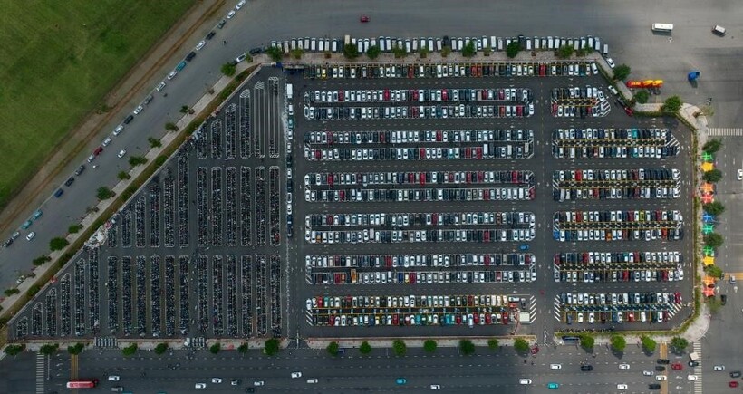 Bãi đỗ xe với sức chứa lớn cùng hệ thống trạm sạc xe điện