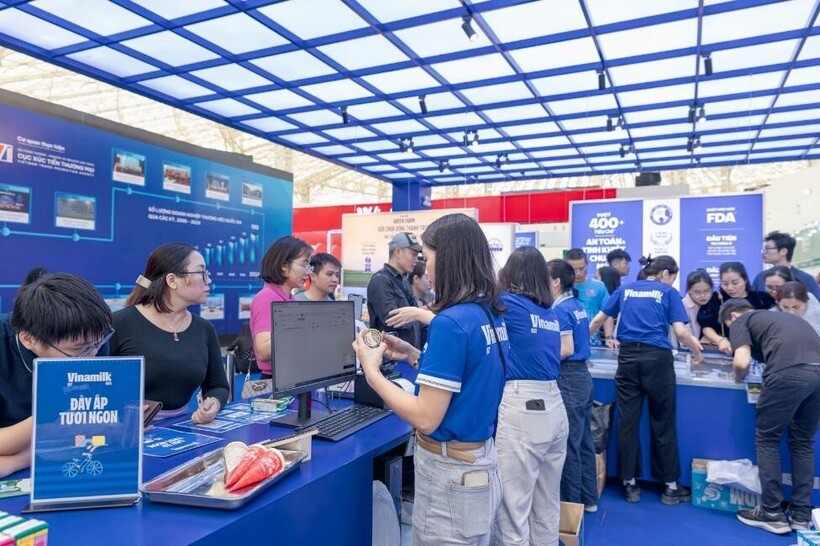 Gian hàng của Vinamilk thu hút đông đảo sự quan tâm của người dân
