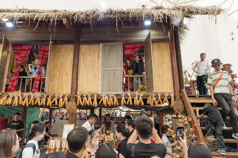 Gian hàng đặc sản vùng miền thu hút đông đảo khách hàng