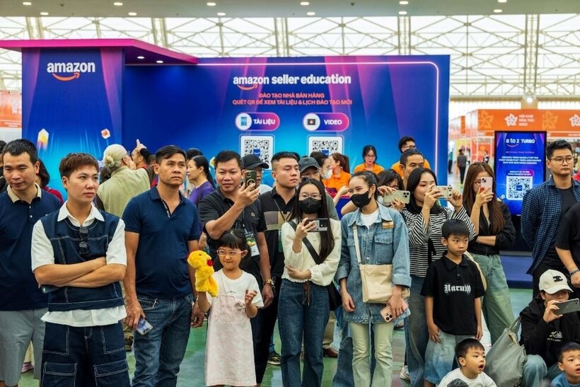 Khách hàng háo hức trải nghiệm khu vực Amazon