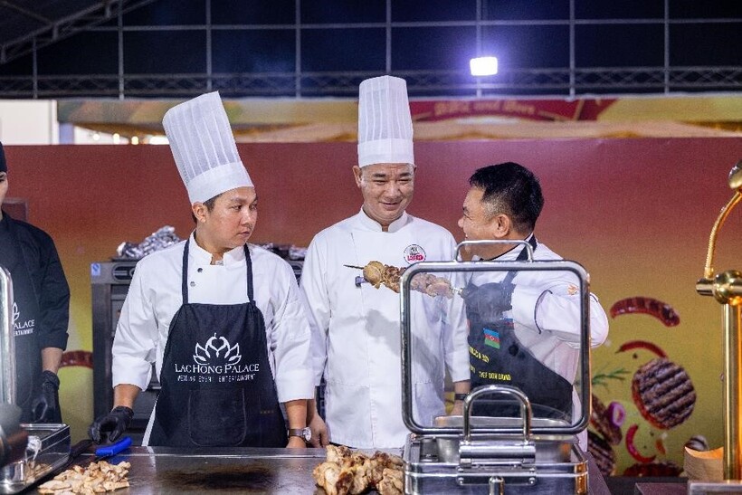 Khách hàng háo hức trải nghiệm khu vực Amazon