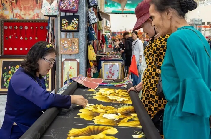 Choáng ngợp giữa Hội chợ Mùa Thu 2025: Mua - Ăn - Chơi - Chill - Check-in cả tuần không hết - 11