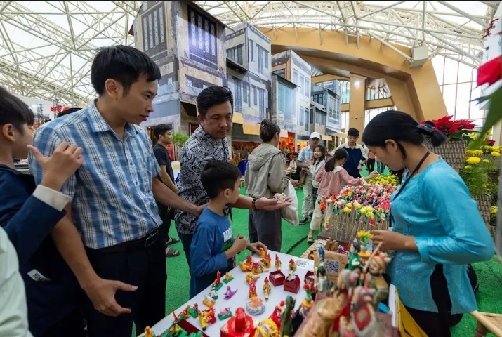 Choáng ngợp giữa Hội chợ Mùa Thu 2025: Mua - Ăn - Chơi - Chill - Check-in cả tuần không hết - 12