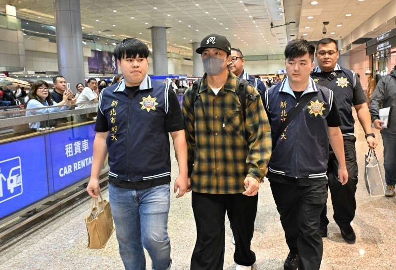 Cận cảnh bắt giữ nam diễn viên nổi tiếng showbiz ngay tại sân bay - 1