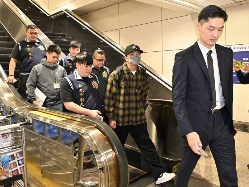 Cận cảnh bắt giữ nam diễn viên Tạ Khôn Đạt tại sân bay quốc tế Đào Viên. Ảnh: China Times