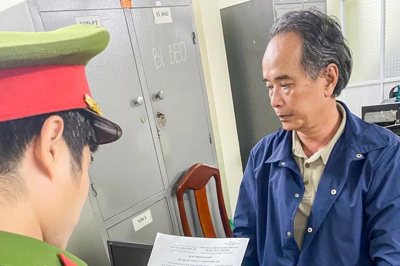 Cảnh sát tống đạt lệnh bắt khẩn cấp đối với ông Thống. (Ảnh: PLO)