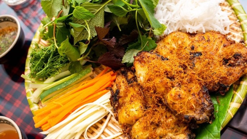 Vị béo ngậy của cá trắm hòa quyện với hương thơm đặc trưng của mẻ và riềng tạo nên một món nướng dân dã khó cưỡng. Ảnh minh họa.