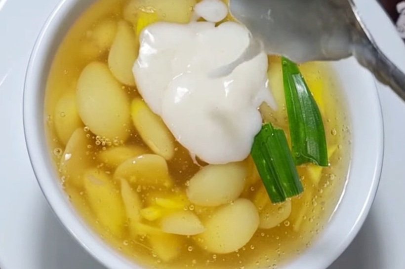 Chè đậu xanh là một món tráng miệng quen thuộc, dân dã và được nhiều thế hệ người Việt yêu thích.