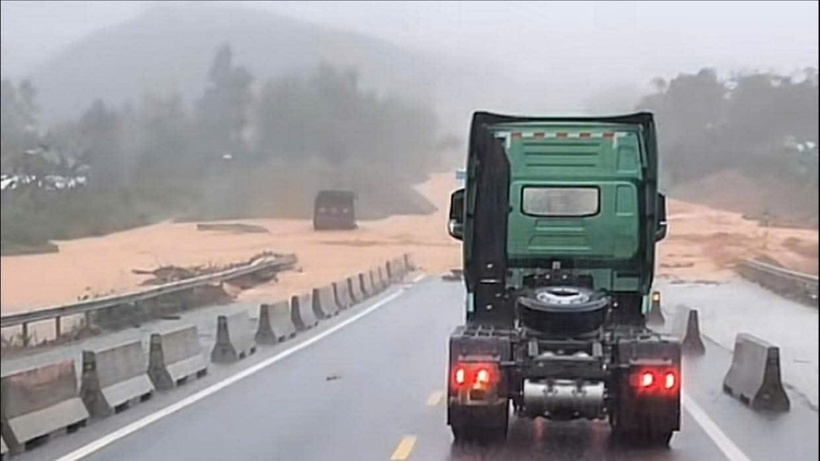 Nước lũ tràn qua cao tốc La Sơn - Hòa Liên. (Ảnh: PLO)