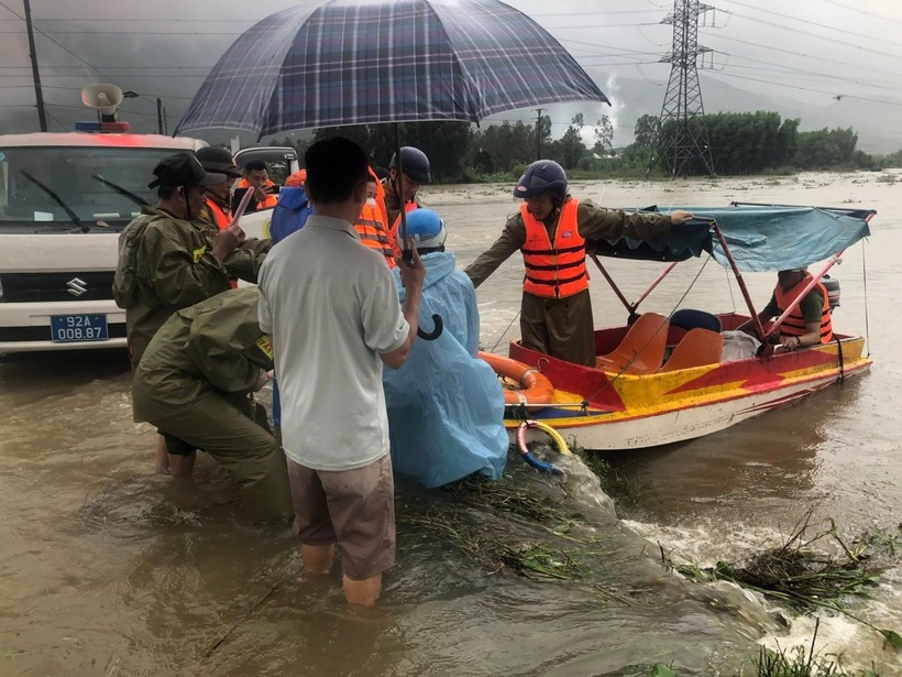 Công an xã Hà Nha (Đà Nẵng) vừa cắt cử cán bộ chiến sĩ vượt lũ đưa một sản phụ chuyển dạ đến bệnh viện an toàn. Ảnh: Dân Việt