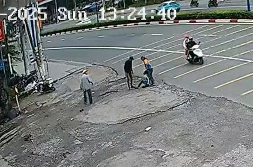 Nạn nhân gục xuống đất, nằm bất động và tử vong sau đó. Ảnh: Báo Lao động.