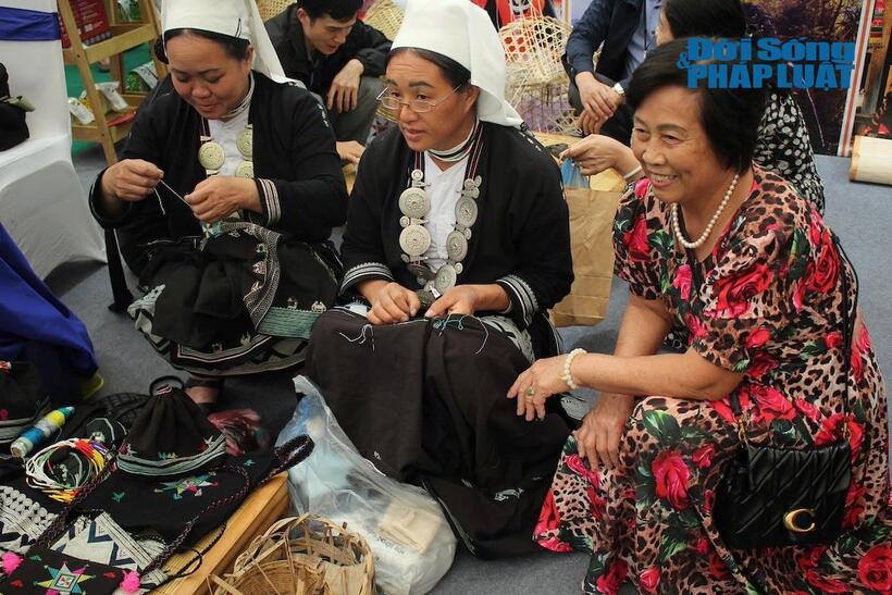 Bà Trịnh Thị Phong chụp ảnh cùng nghệ nhân thêu người Dao Tiền (Cao Bằng)