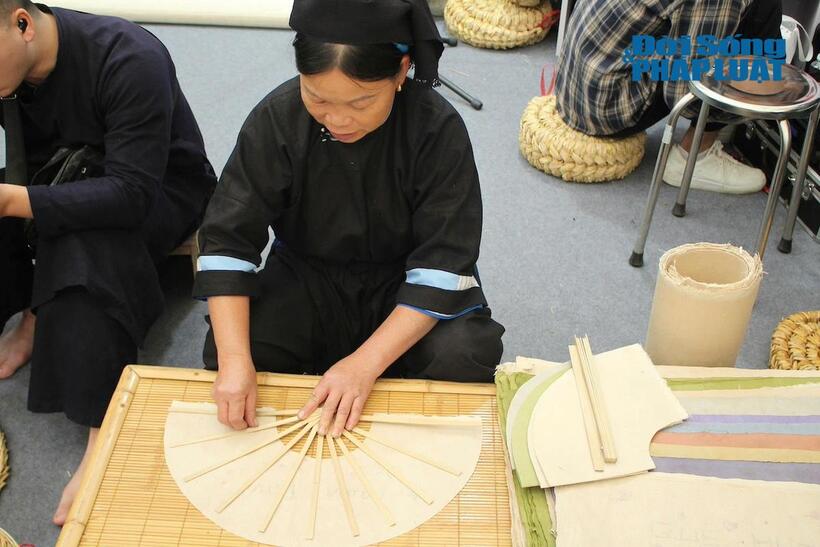 Nghệ nhân tái hiện quy trình làm quạt từ giấy bản của người Nùng