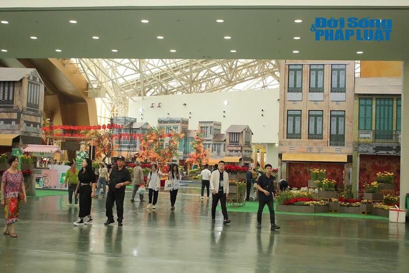 Người dân đến tham quan, mua sắm vào ngày đầu tuần