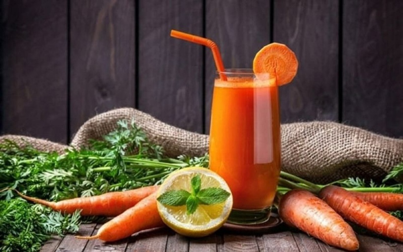 Nước ép cà rốt được các chuyên gia ví như một ly "retinol tự nhiên" nhờ hàm lượng beta-carotene dồi dào.