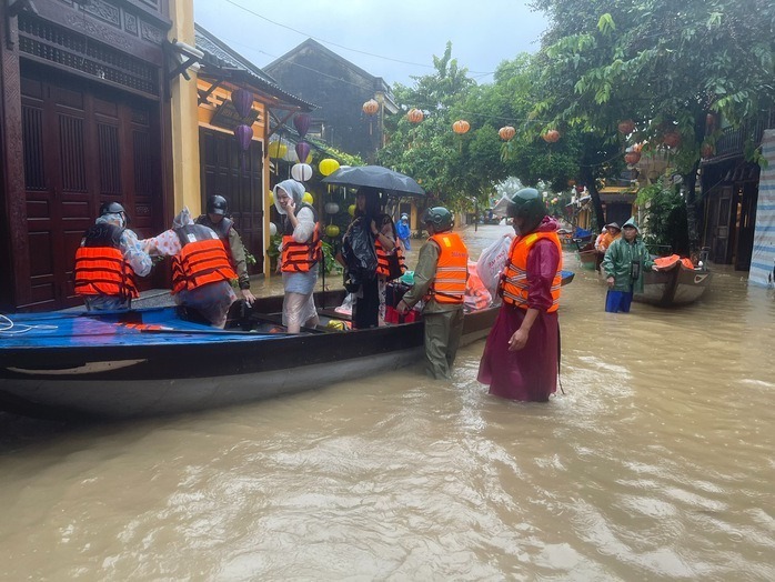 Các tỉnh Miền Trung mưa lớn dai dẳng trong nhiều ngày qua, ảnh hưởng đến cuộc sống của người dân. Ảnh: Người lao động