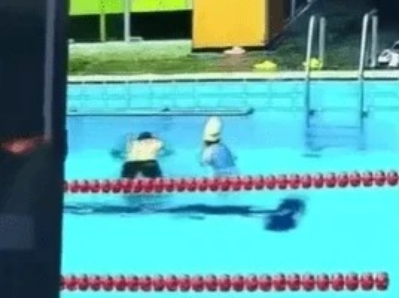 Con gái hoàn toàn không biết bố gặp nguy hiểm.