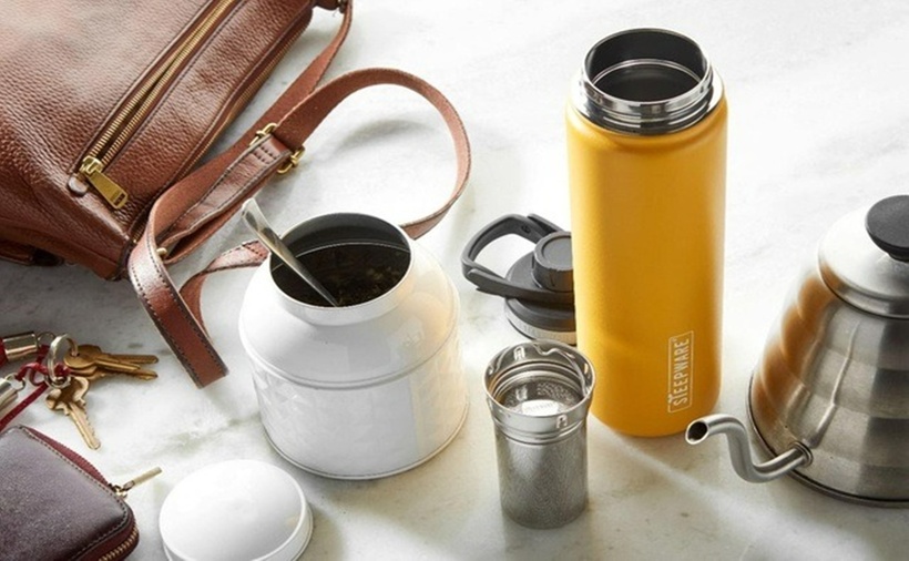 Trà không thể thay thế nước, đặc biệt nếu bạn uống nhiều hơn 6-7 tách trà đen mỗi ngày. Điều quan trọng là phải bổ sung nước lọc vào lượng chất lỏng cần thiết hằng ngày của bạn. Cấp đủ nước cho cơ thể giúp ích cho tóc, da, tâm trạng và hầu hết chức năng của cơ thể.