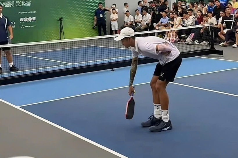 Quang Dương tỏ ra đau đớn. Ảnh: Dân Trí.