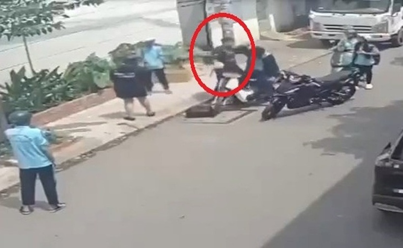 Nam thanh niên lao vào đánh tới tấp hai học sinh lớp 10 trong hẻm đường số 2, phường Thủ Đức. (Ảnh: Tuổi trẻ)