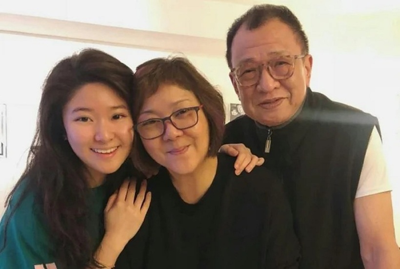 Nam diễn viên Hứa Thiệu Hùng bên vợ con.