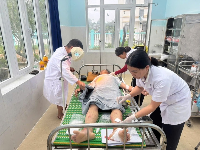 Nạn nhân được đưa đến trạm y tế để sơ cứu. (Ảnh: Tiền phong)