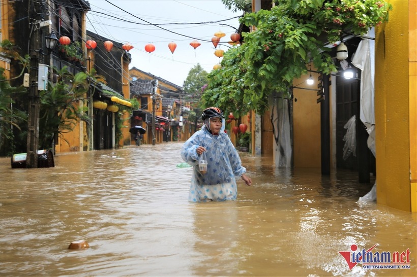 Mưa lớn và lũ lên khiến khu vực phố cổ Hội An mênh mông nước. Ảnh: VietNamnet