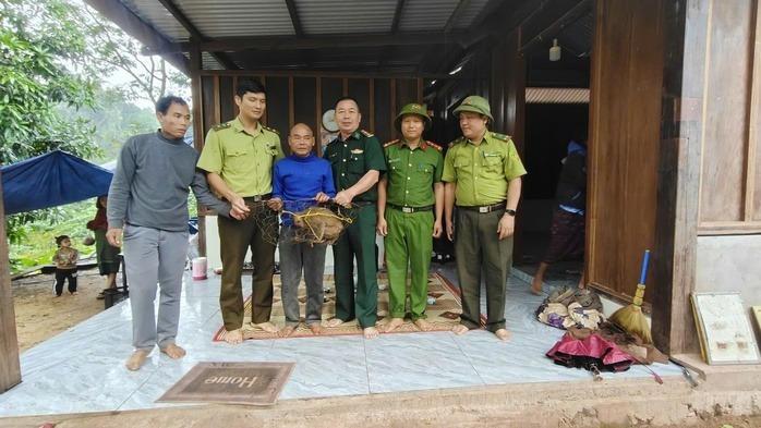 Ông Hồ Văn Dương bàn giao khỉ đuôi lợn quý hiếm cho cơ quan chức năng. (Ảnh: Người lao động)