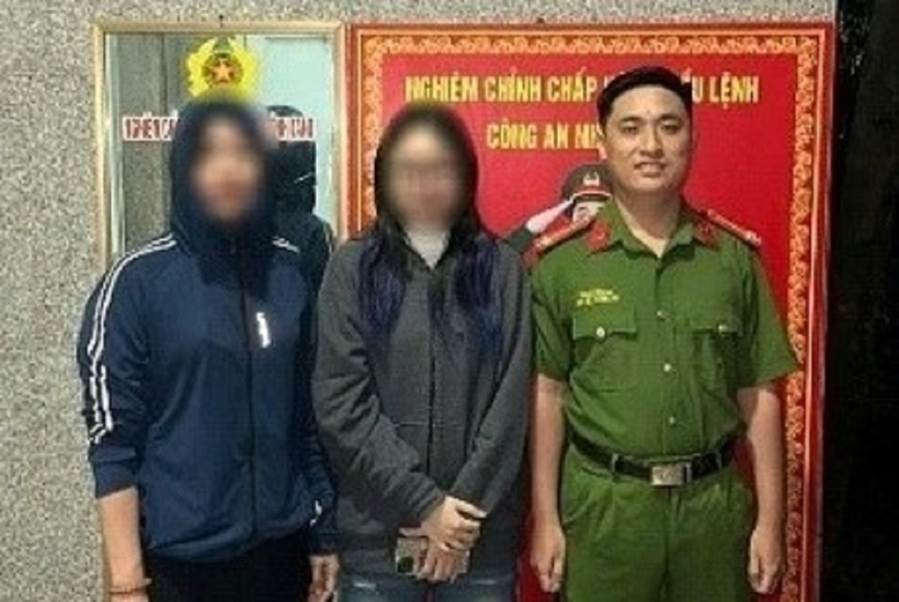 Công an phường Ngọc Hà bàn giao nữ sinh cho gia đình. Ảnh: ZNews