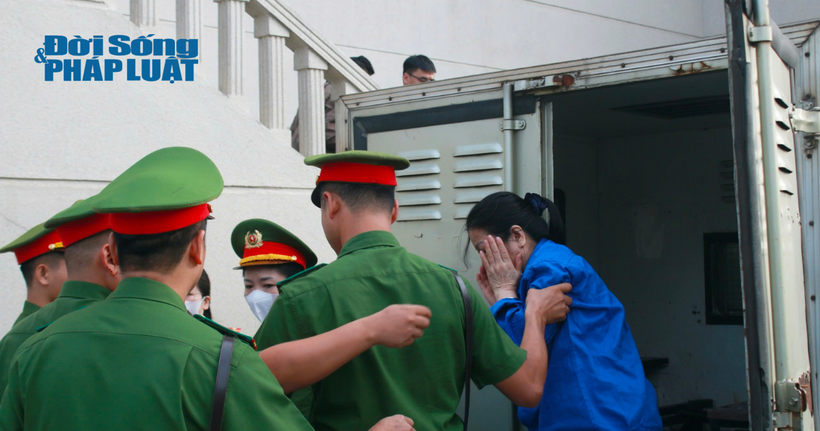 Nữ bị cáo che mặt khi bước xuống xe.